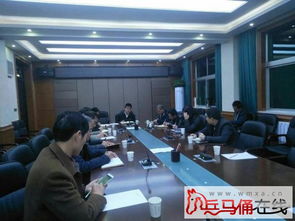 周至縣經(jīng)貿(mào)局組織機(jī)關(guān)干部集中觀看《電視問(wèn)政》欄目，聚焦商貿(mào)發(fā)展促提升